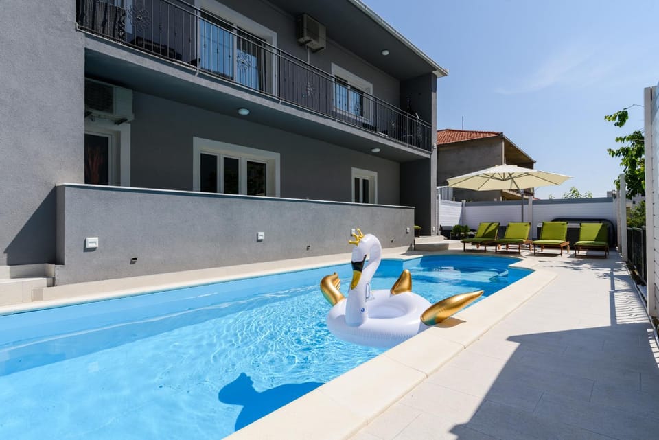 Villa Mihaela with private pool, jacuzzi and free secure parking Apartment in Trogir