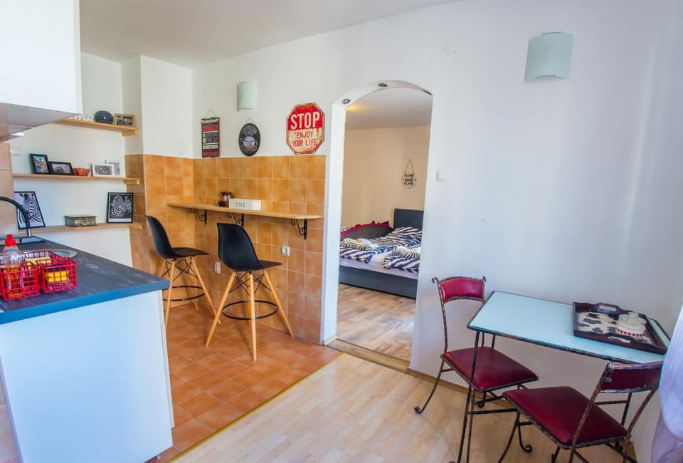 Kitchen or kitchenette, Seating area, Dining area, pet friendly, stove