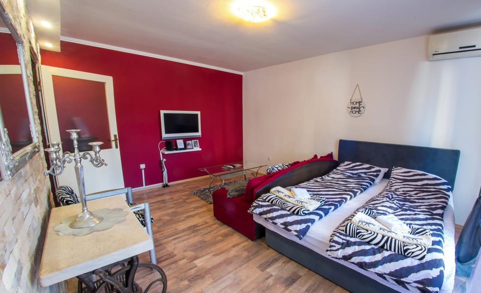 Bed, TV and multimedia, Bedroom, air conditioner