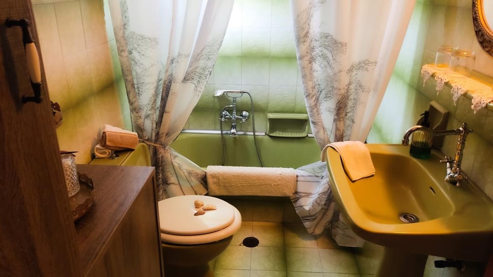 Toilet, Bathroom, Bath, towels