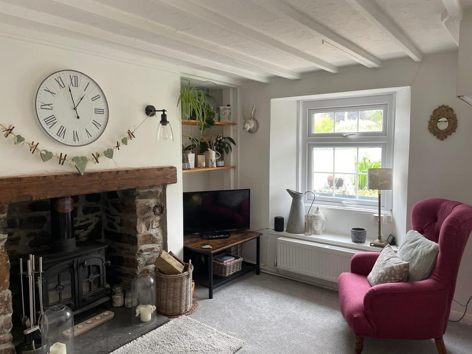 Tiny romantic cottage for two. House in England