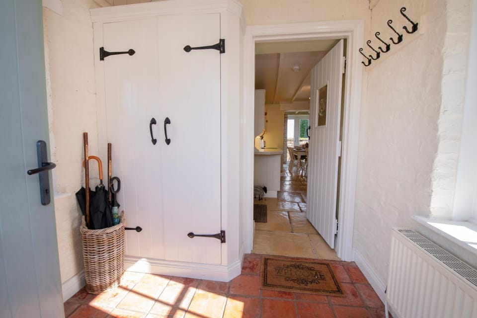 Scenic Yorkshire Wolds Cottage Sleeps 6 EV House in England