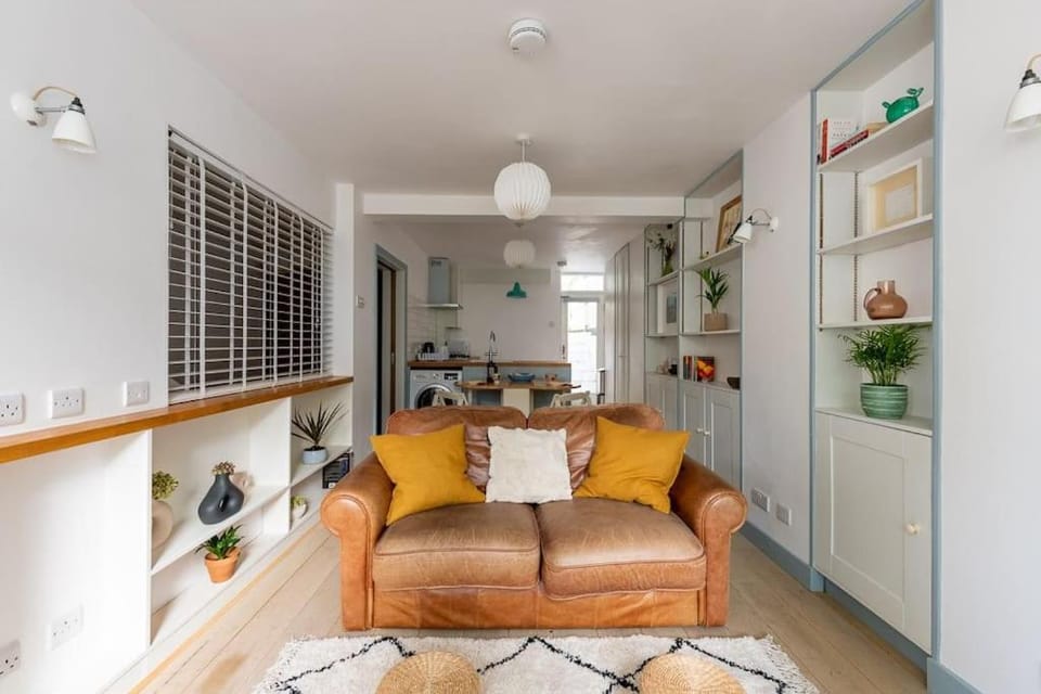 Lovely self-contained basement studio with kitchen Apartment in London Borough of Southwark