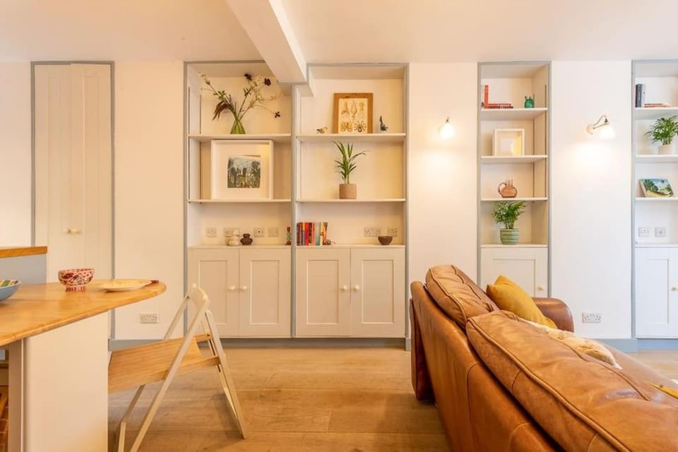 Lovely self-contained basement studio with kitchen Apartment in London Borough of Southwark