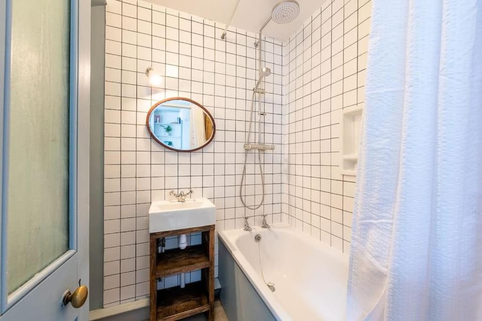 Lovely self-contained basement studio with kitchen Apartment in London Borough of Southwark