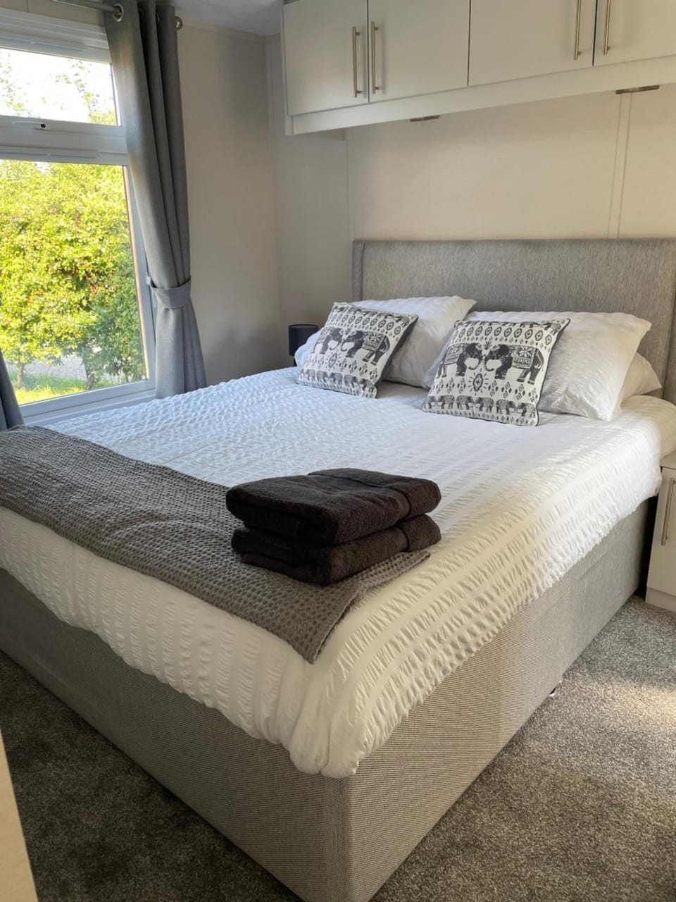 Bed, Bedroom, towels