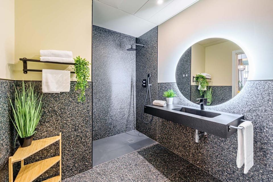 Shower, Toilet, towels