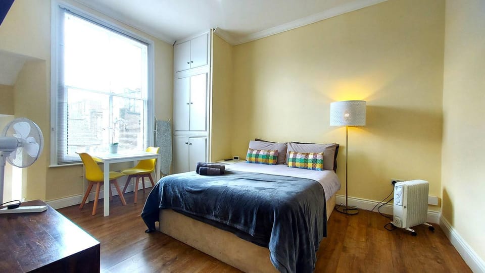 Bed, Dining area, Bedroom, wardrobe