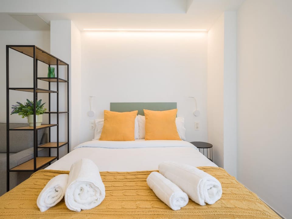 Bed, Photo of the whole room, Bedroom, towels