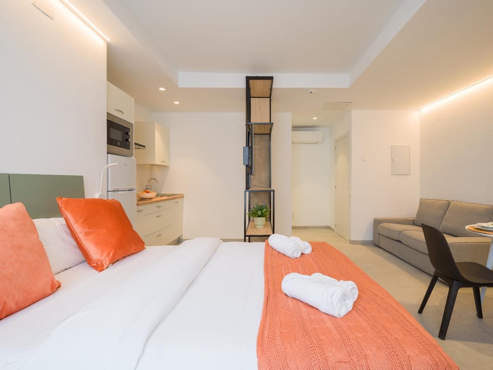Bed, TV and multimedia, Photo of the whole room, Seating area, Bedroom, towels