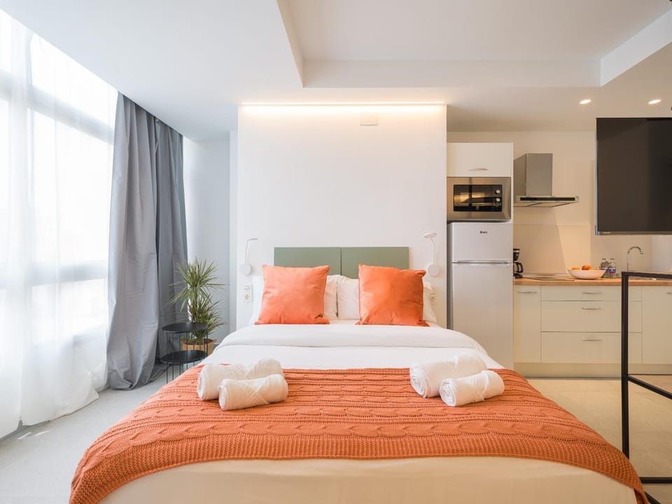 Bed, TV and multimedia, Kitchen or kitchenette, Photo of the whole room, Bedroom, towels