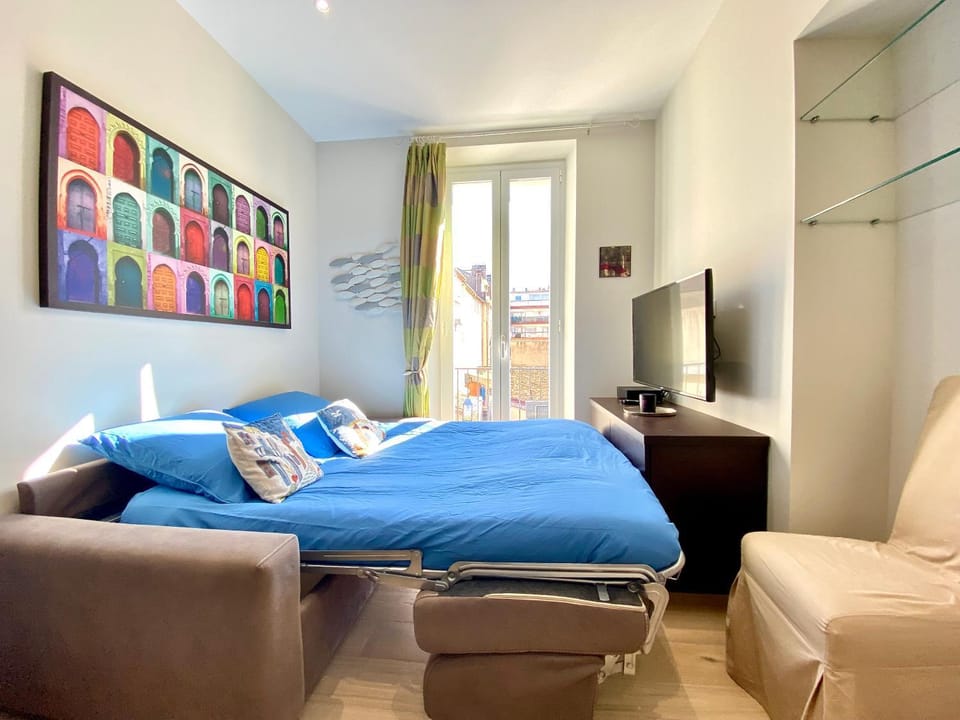 Bed, TV and multimedia, Living room