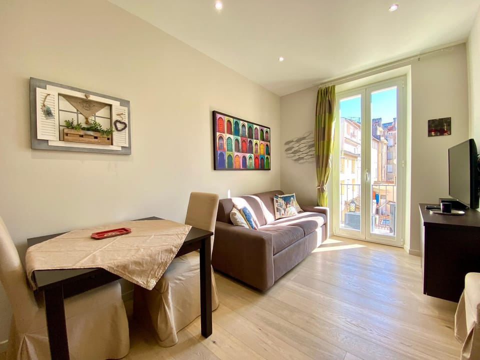 TV and multimedia, Living room, Dining area