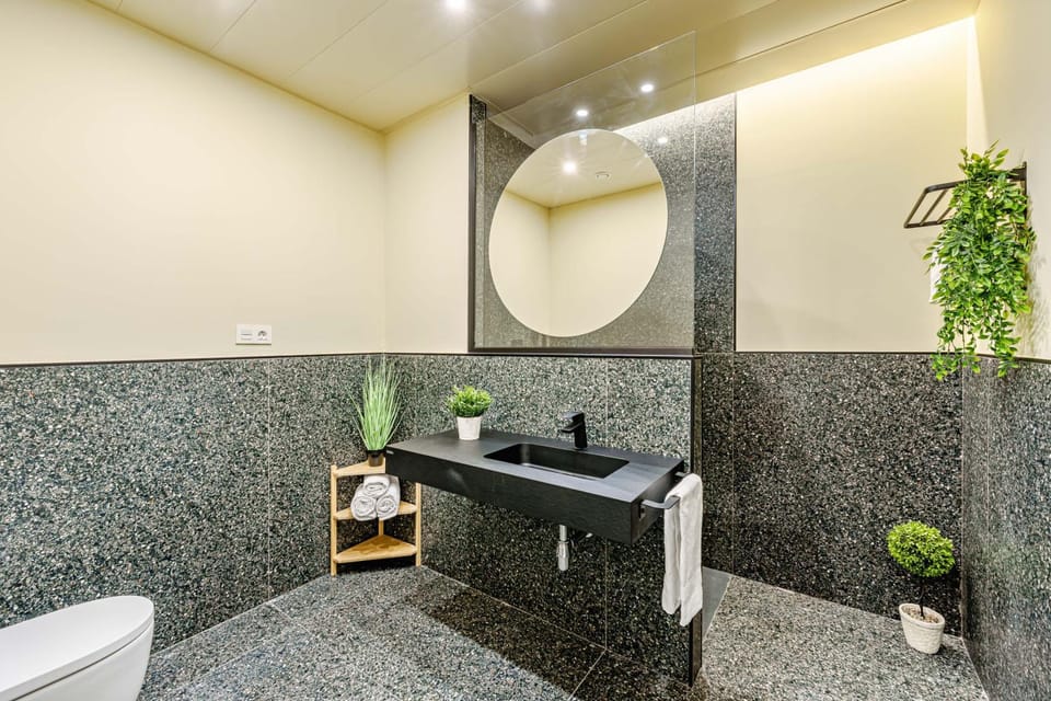Shower, Toilet, Bathroom, heating, towels