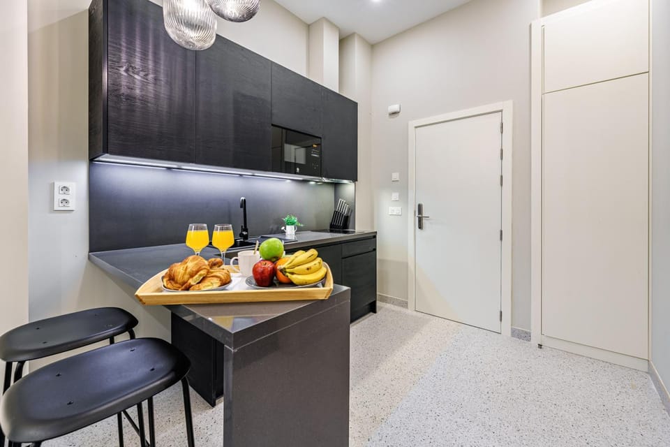 Kitchen or kitchenette, Dining area, minibar, stove