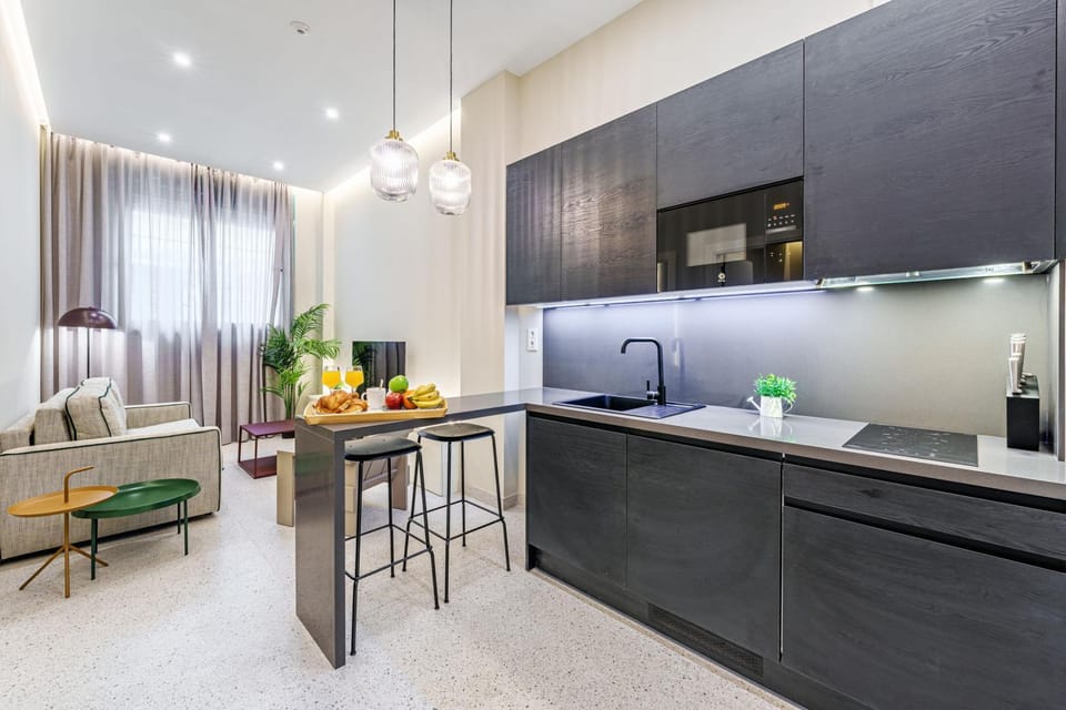 Kitchen or kitchenette, Dining area, minibar, stove