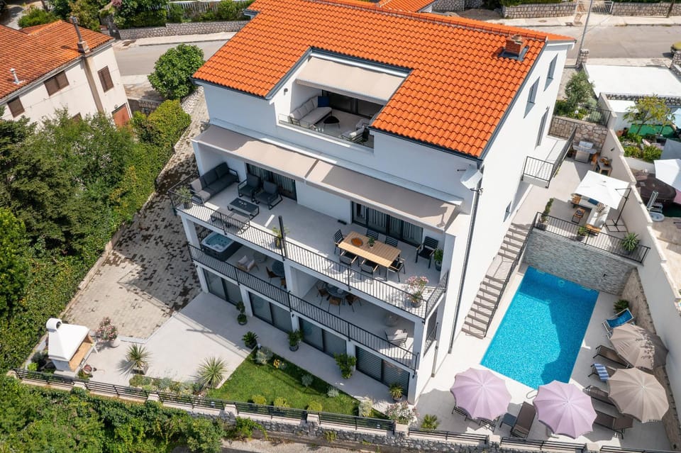 Property building, Swimming pool, sunbed