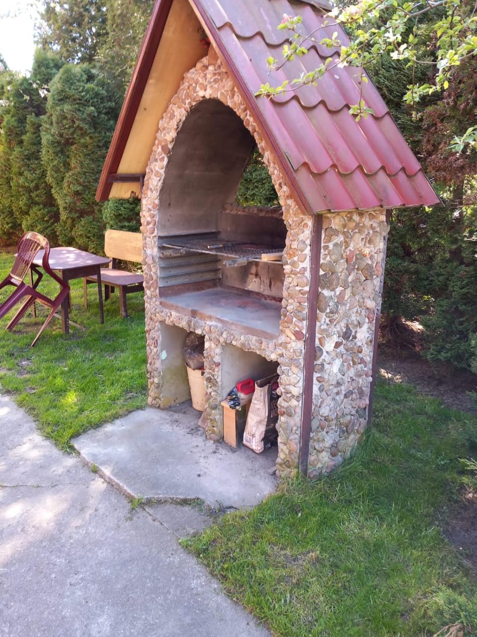 Patio, Spring, Day, BBQ facilities, BBQ facilities, flat iron