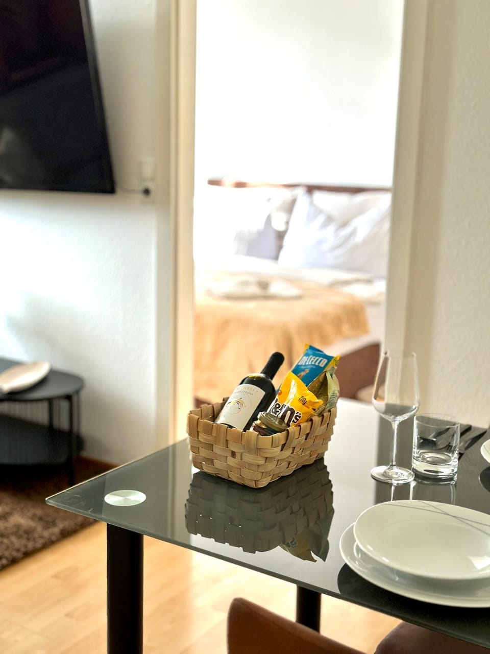 TV and multimedia, Living room, Food and drinks, Seating area, Dining area, Food