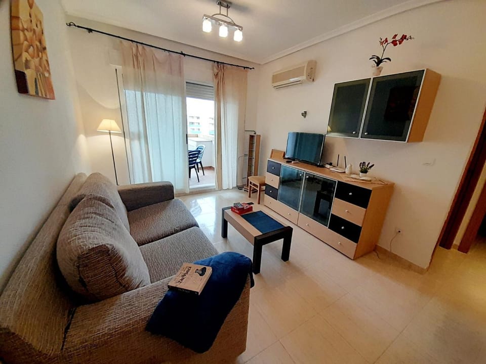 Communal lounge/ TV room, TV and multimedia, Living room, Seating area, air conditioner