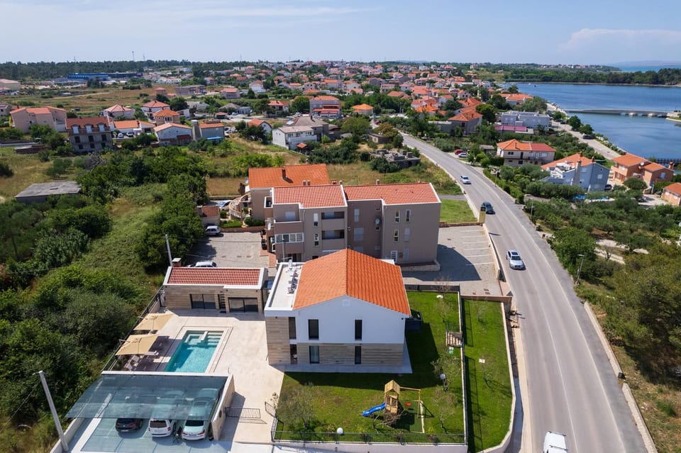 Property building, Day, Neighbourhood, Natural landscape, Bird's eye view, City view, Sea view, Street view, Location, Parking