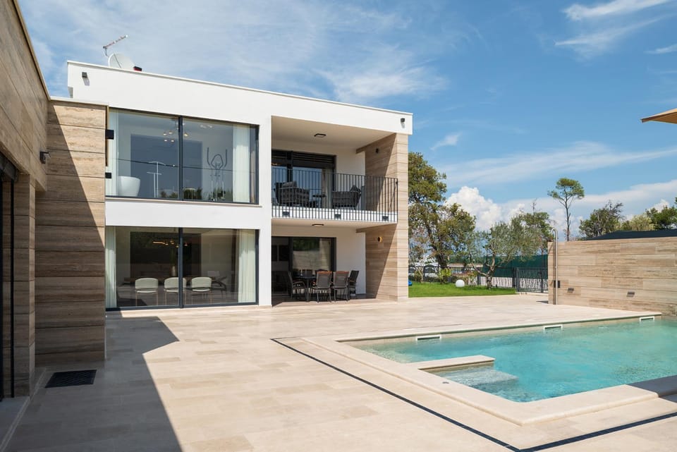 Property building, Patio, Day, Pool view, Swimming pool, sunbed