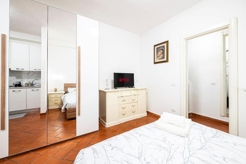 Bed, TV and multimedia, Kitchen or kitchenette, Photo of the whole room, Bedroom, minibar, wardrobe