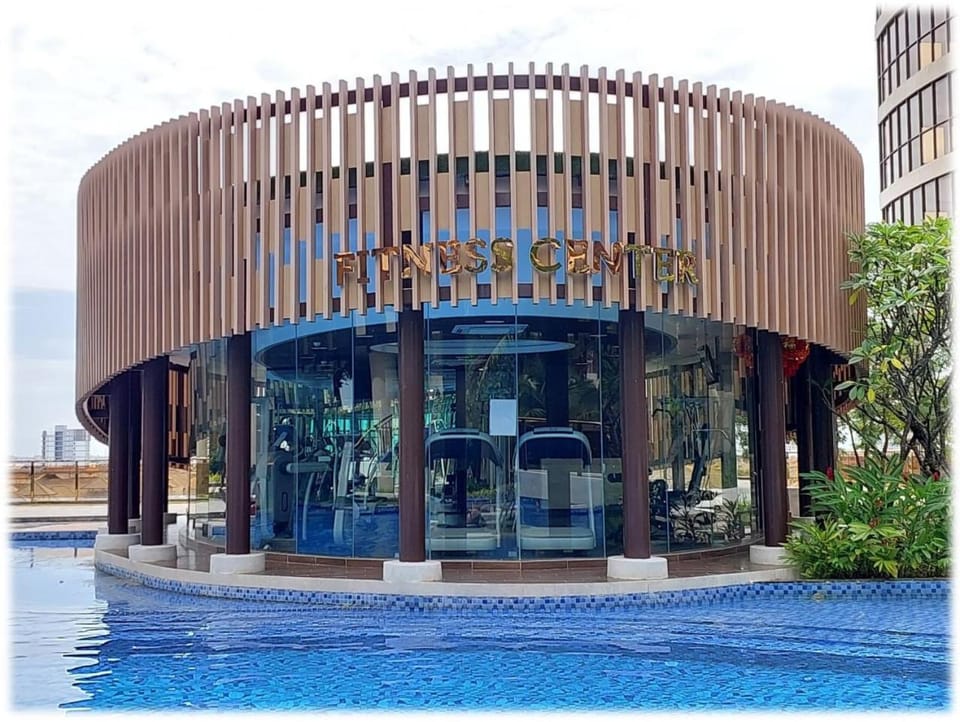 Property building, Fitness centre/facilities, Fitness centre/facilities, Fitness centre/facilities, Swimming pool