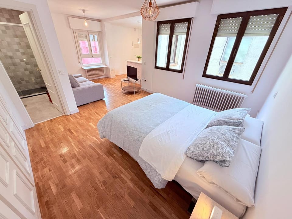 Bed, Photo of the whole room, Bedroom