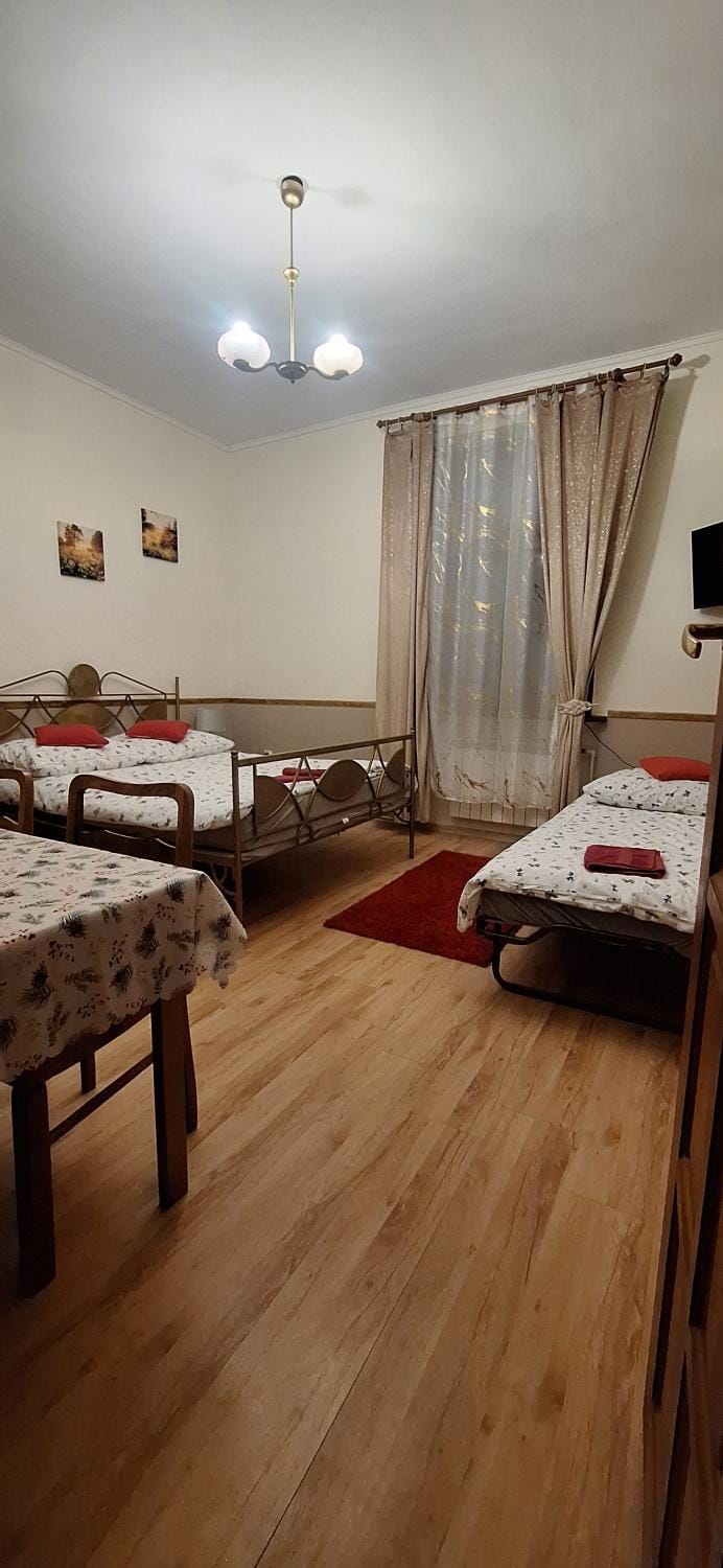Bed, TV and multimedia, Photo of the whole room, Bedroom