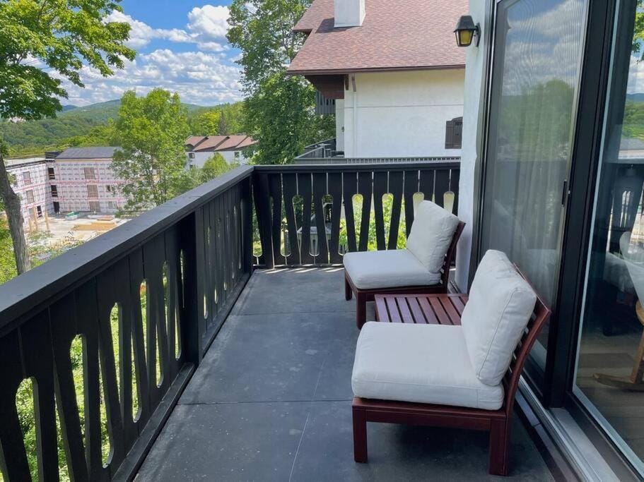Cozy & Simple Condo with Views of Mont-Tremblant Apartment in Mont-Tremblant