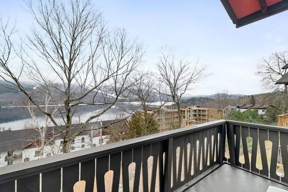Cozy & Simple Condo with Views of Mont-Tremblant Apartment in Mont-Tremblant