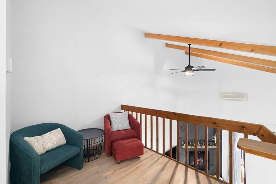 Cozy & Simple Condo with Views of Mont-Tremblant Apartment in Mont-Tremblant