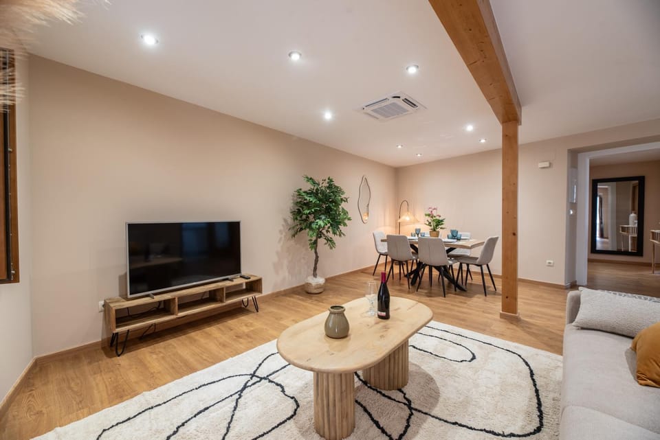 TV and multimedia, Living room, Seating area, Dining area, Evening entertainment, air conditioner