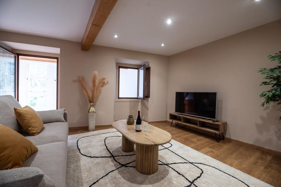 TV and multimedia, Living room, Seating area, Evening entertainment