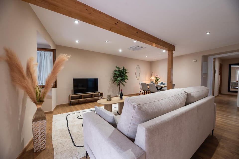 TV and multimedia, Living room, Seating area, Evening entertainment