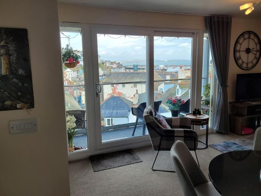 Stunning Penthouse views to harbour with parking. Apartment in Brixham