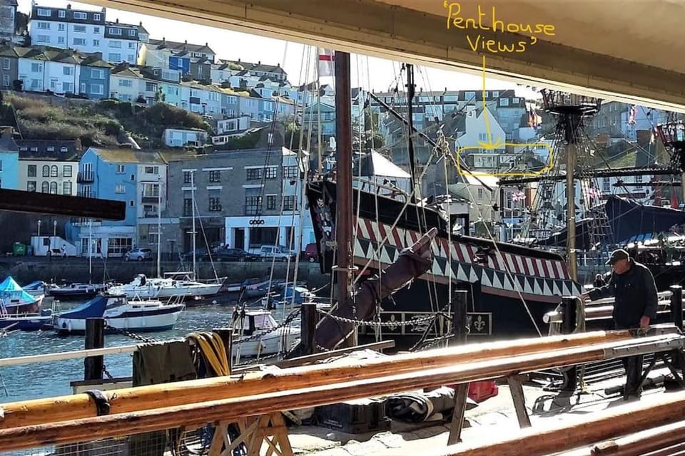 Stunning Penthouse views to harbour with parking. Apartment in Brixham