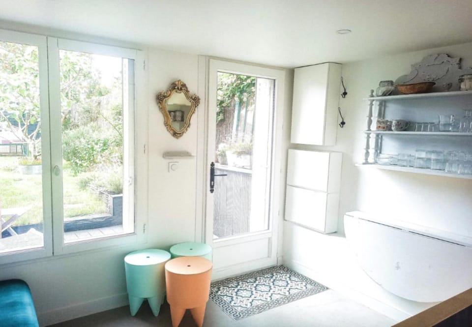 View (from property/room), Kitchen or kitchenette, Living room, Decorative detail, Seating area, Dining area, Garden view, kitchen