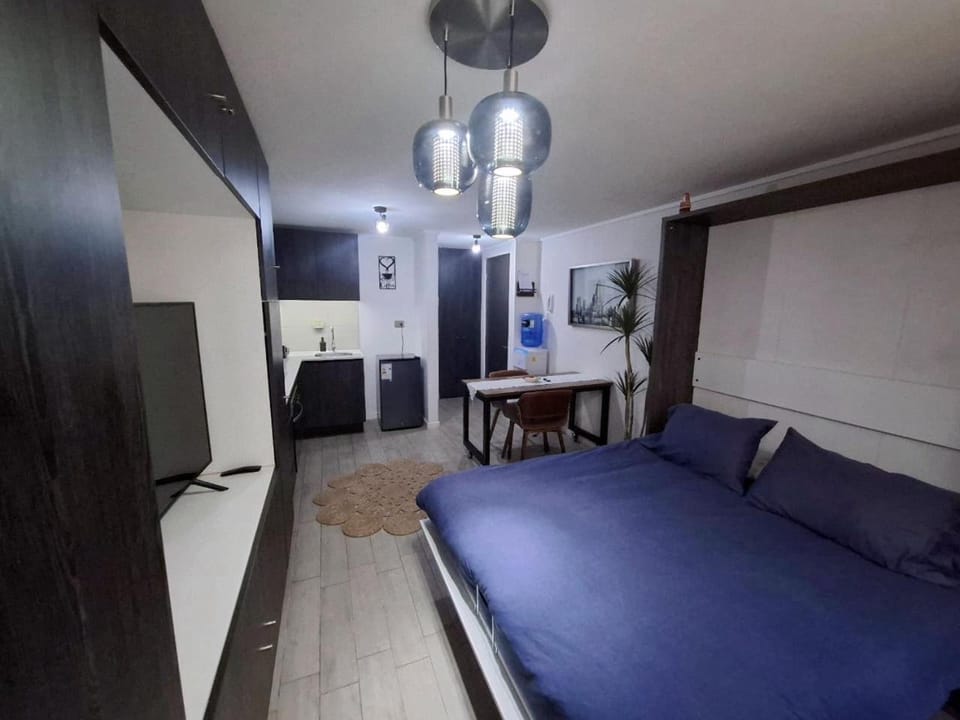 Bed, TV and multimedia, Photo of the whole room, Bedroom