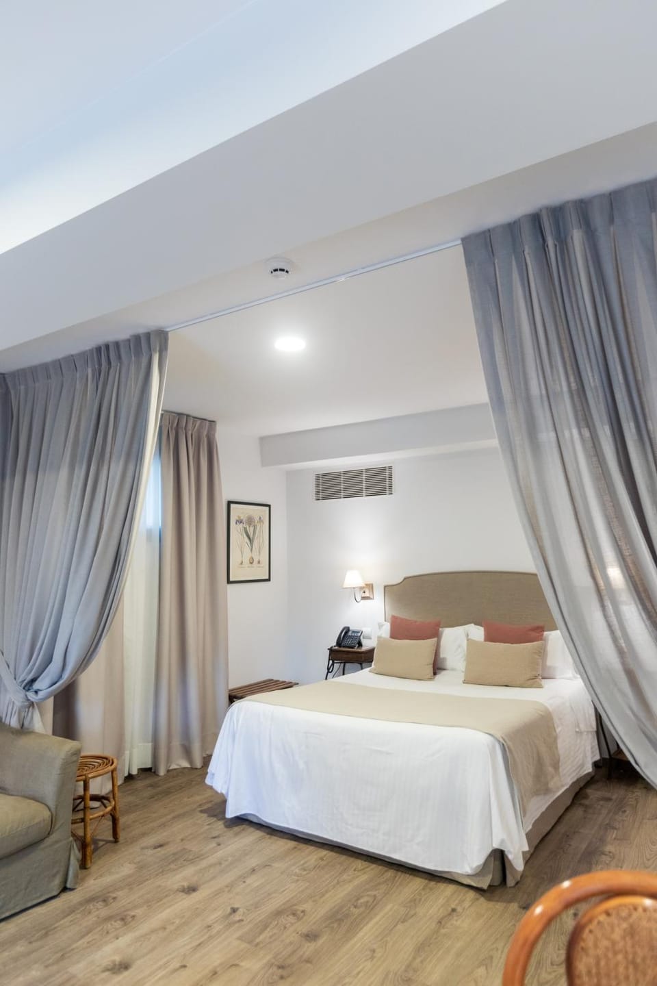 Bed, Living room, Photo of the whole room, Bedroom