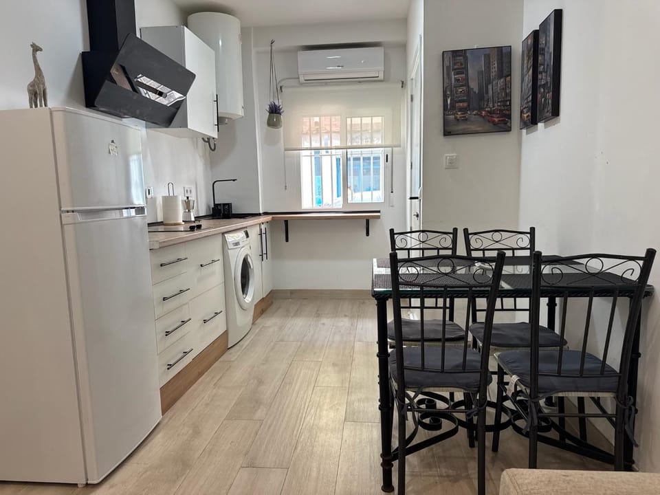 Kitchen or kitchenette, Seating area