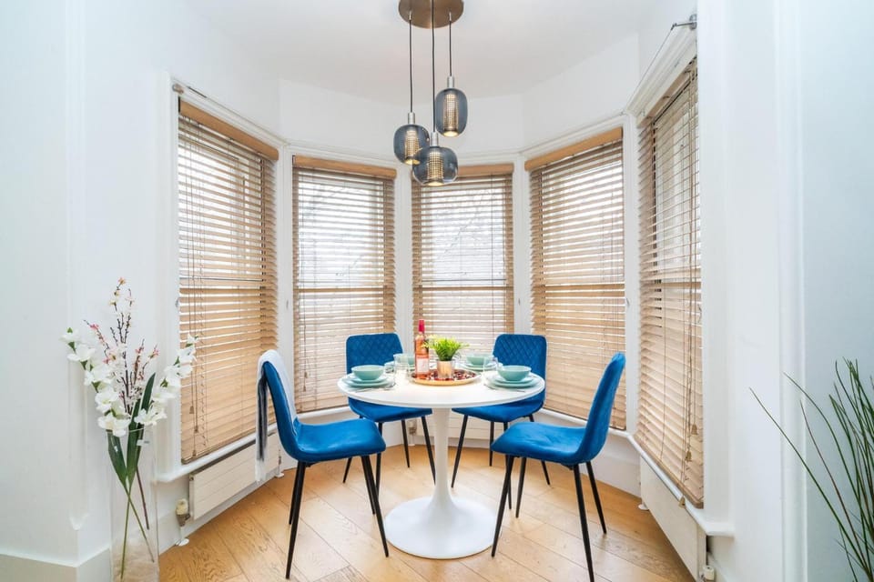 Seating area, Dining area