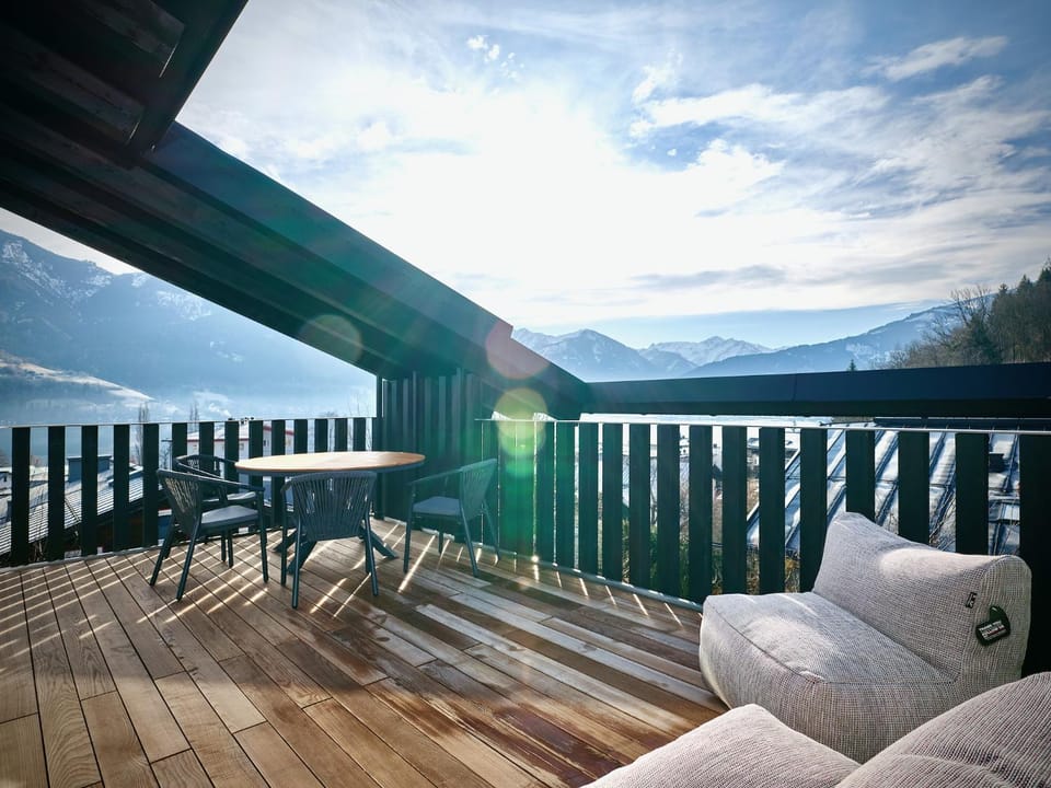 Balcony/Terrace, Seating area, Lake view, Mountain view
