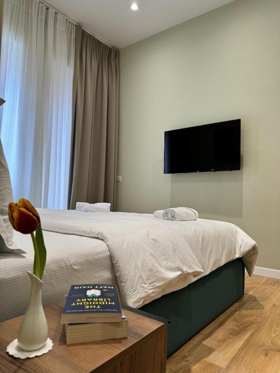 Bed, TV and multimedia, Photo of the whole room, Evening entertainment, Bedroom