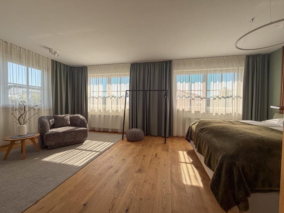 "GLÜCKSMOMENT" - Premium Apartments Seekirchen, beeindruckende Ferienwohnung mit gemeinsam genutzter Poolarea Apartment in Berchtesgadener Land
