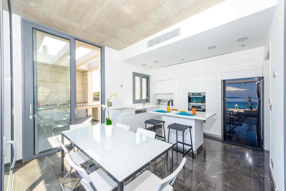 TV and multimedia, Kitchen or kitchenette, Living room, Seating area, Dining area