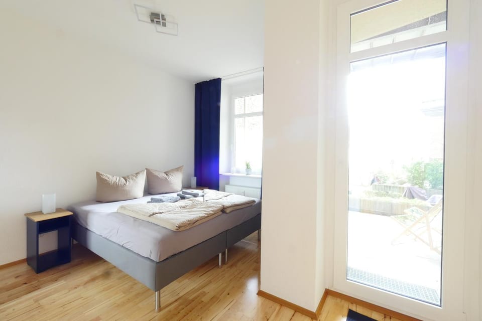 Bed, Bedroom, soundproof, towels