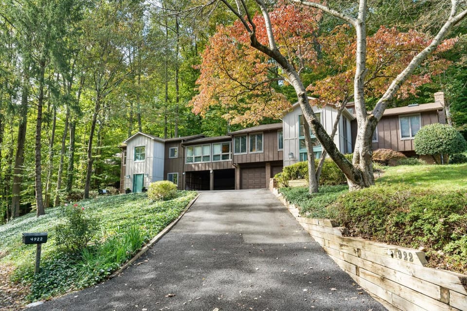 Property building, Spring, Day, Neighbourhood, Natural landscape, Garden, Garden view, Street view
