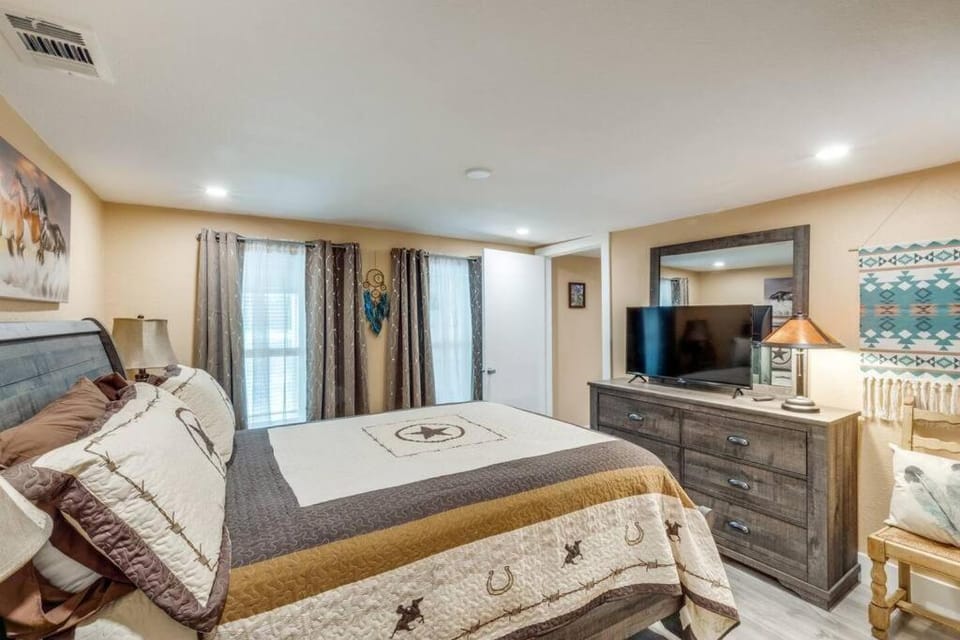 StockYards! Less than 4 minutes-Sleeps 8-Lee House House in Fort Worth